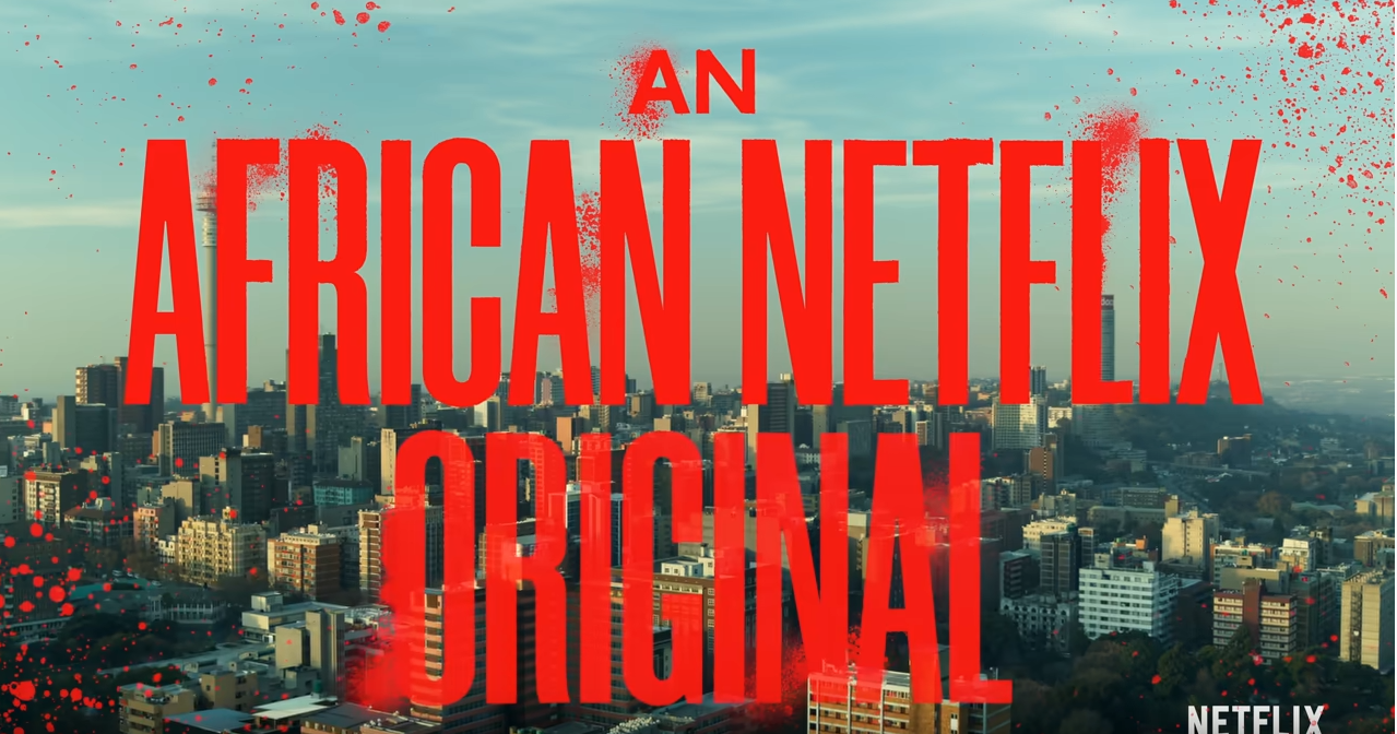 Texte en anglais "an african netflix original" écrit en majuscule en rouge sur une skyline africaine