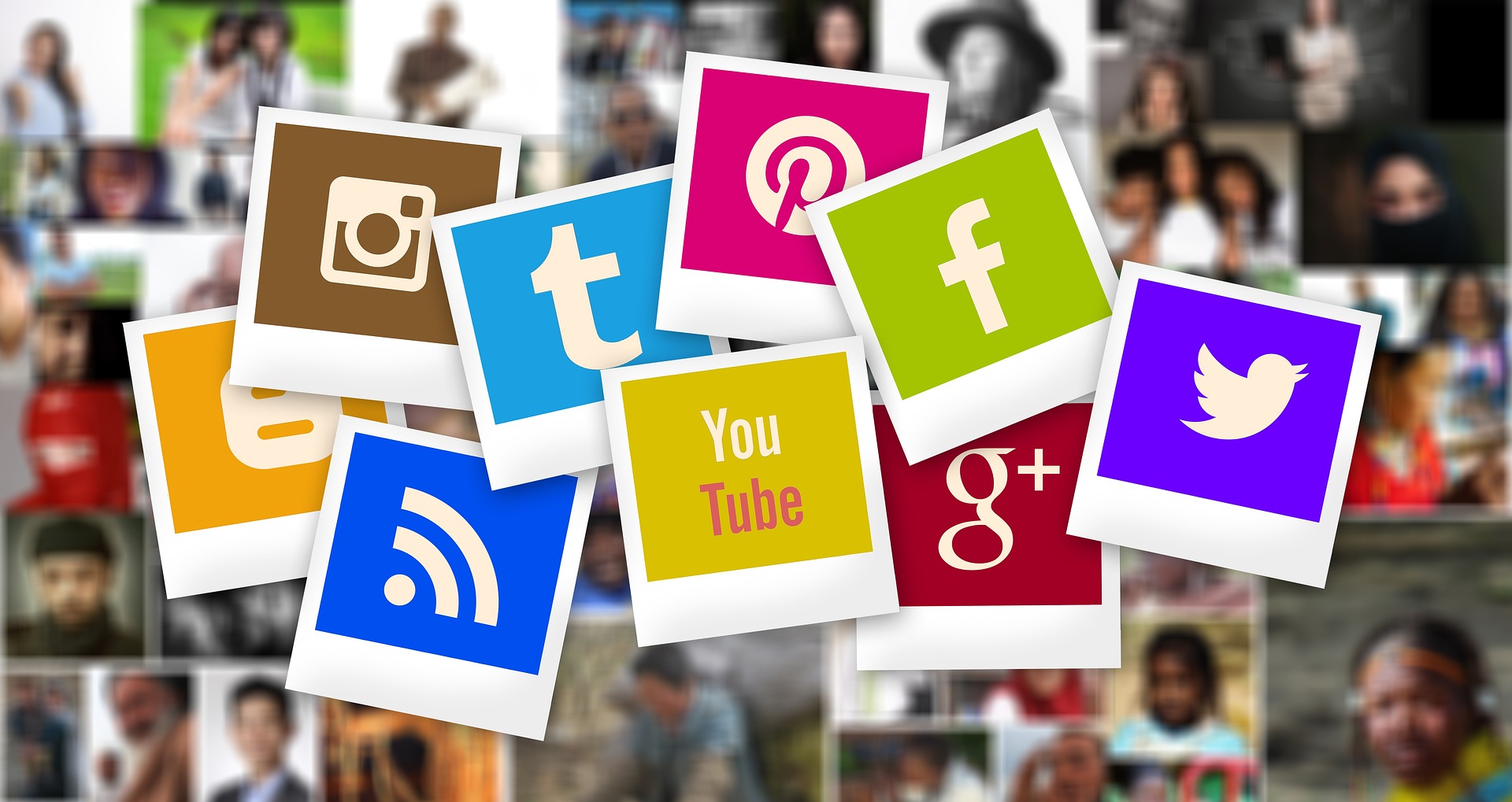 Photos polaroid colorées qui affichent les logos des différents réseaux sociaux existants