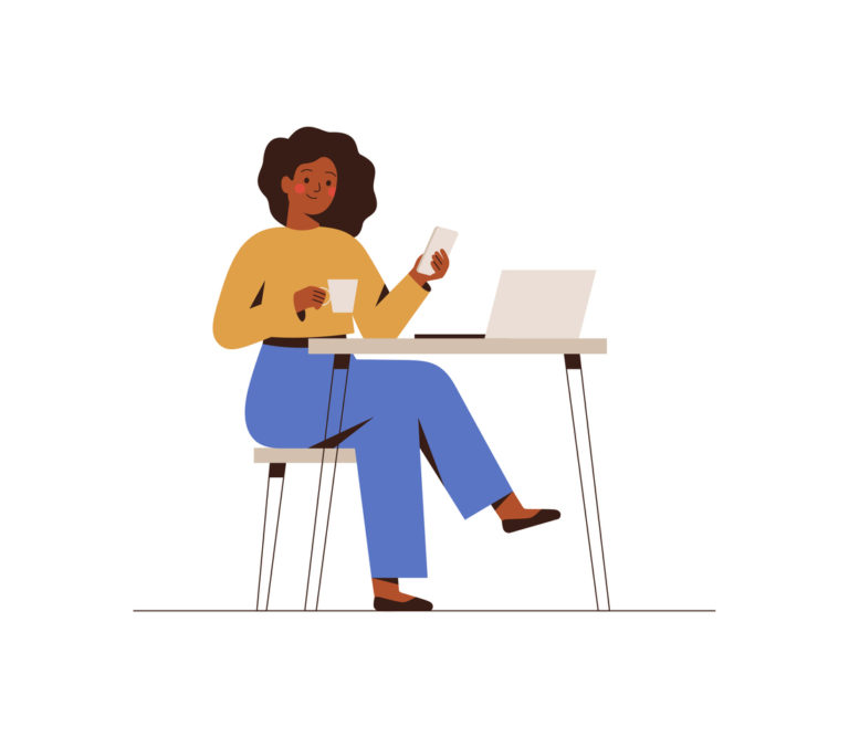 Le journalisme. Une femme consulte sur son téléphone portable. Elle est assise sur une table de café avec son ordinateur. Elle est heureuse de boire son café en terasse tout en travaillant sur son ordinateur.
